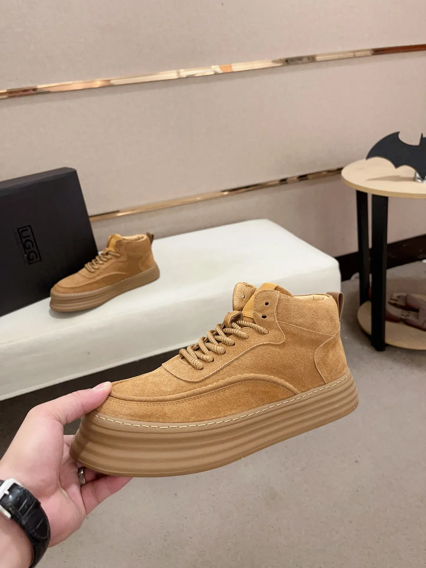 Factory price: 740💰North American men's shoes Ugg ☃️In the special sale of new high-quality men's shoes snow boots in autumn and winter, the nemesis of extreme cold weather! Made of cowhide leather, merino wool lining, and original outsole, whether driving, outdoor or daily wear, there is always one that suits you! Code number 39-44